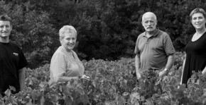 la famille dans les vigne en noir et blanc